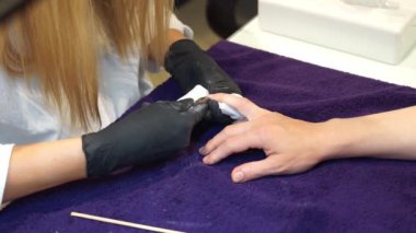 Manikür aracı kullanan profesyonel manikür sürecinin videosu