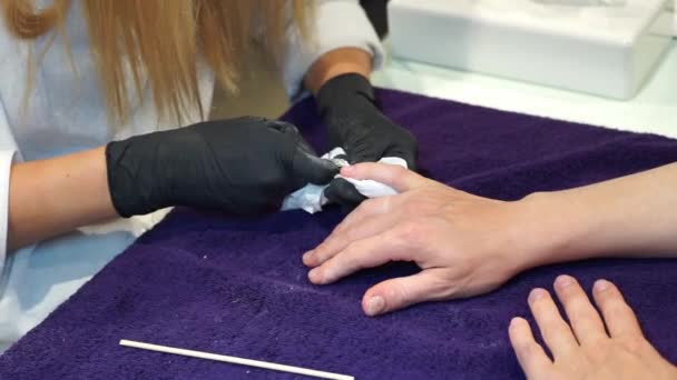使用修指甲工具的专业修指甲过程录像 — 图库视频影像
