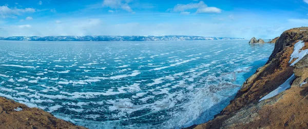 Лед и скалы Байкала — стоковое фото