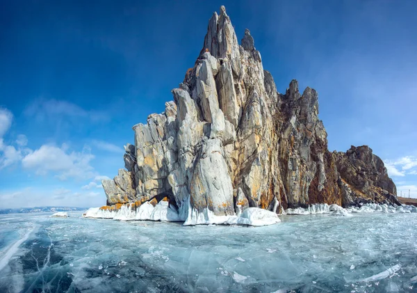 冰和岩石中的贝加尔湖 — 图库照片