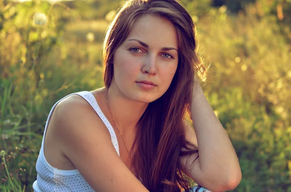 Menina bonita em um lugar agradável — Fotografia de Stock