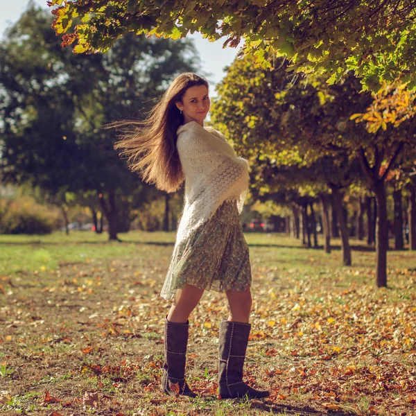 Bella ragazza in un bel posto — Foto Stock