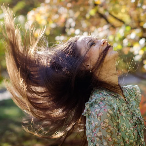 Belle fille dans le parc — Photo