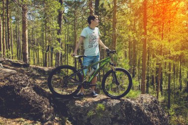 Motorcu buzlu bisikleti ile. Spor, Macera, motivasyon.