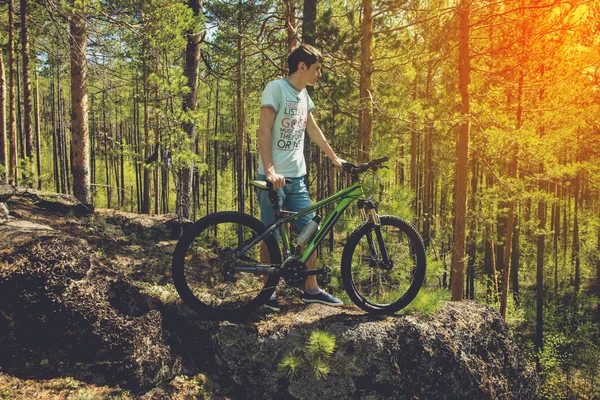 Motard avec vélo sur les rochers. Sport, aventure, motivation . — Photo
