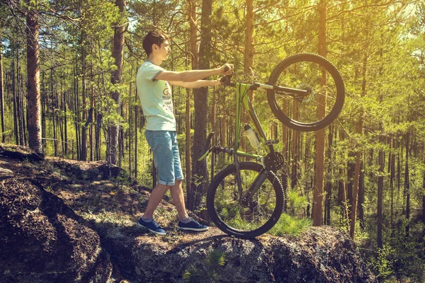 Biker mit Fahrrad auf den Felsen. Sport, Abenteuer, Motivation. — Stockfoto