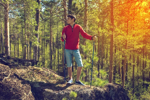 Молодой человек, гуляющий по лесу . — стоковое фото