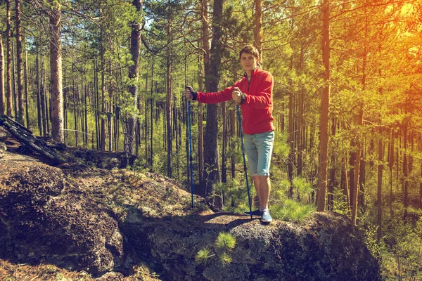 Joven caminando por el bosque . — Foto de Stock