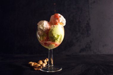 dondurma ve reçel ile dolu fındık