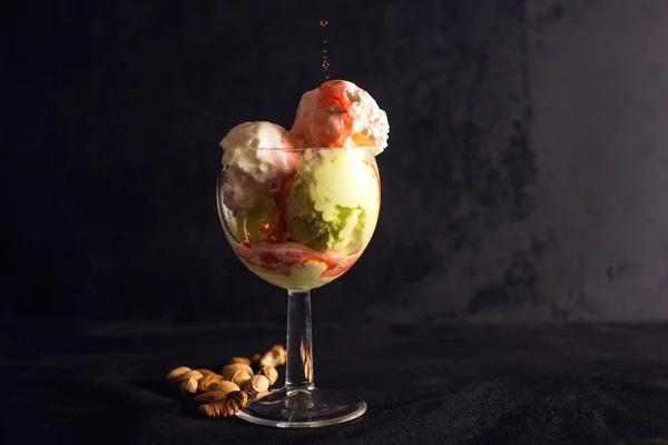 Helado y nueces rellenas de mermelada — Foto de Stock