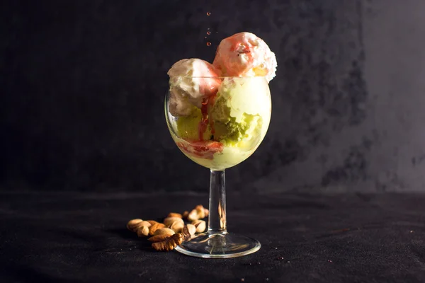 Helado y nueces rellenas de mermelada — Foto de Stock