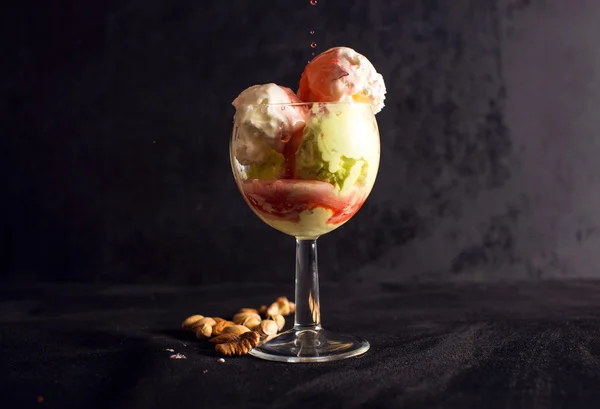 Helado y nueces rellenas de mermelada — Foto de Stock