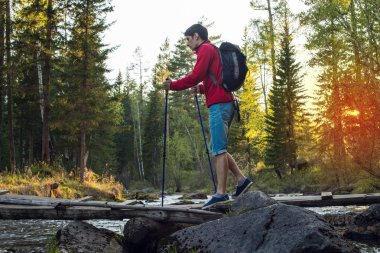 Nehri geçerken ormandaki adam uzun yürüyüşe çıkan kimse
