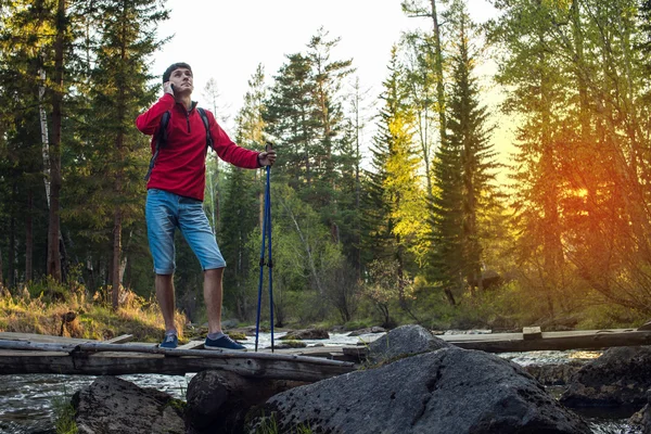 Caminante en el bosque hablando por teléfono — Foto de Stock