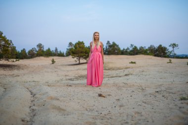 güzel kadın kum yalnız durumda