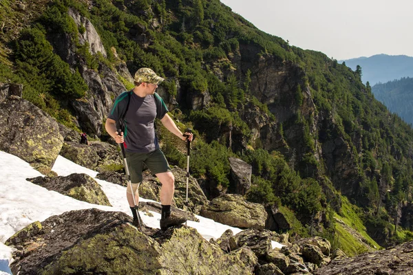 L'uomo cammina in montagna — Foto Stock