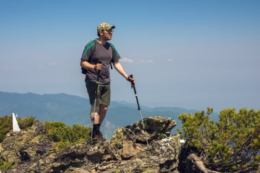 adam dağlarda yürür