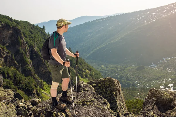 男が山で歩く — ストック写真