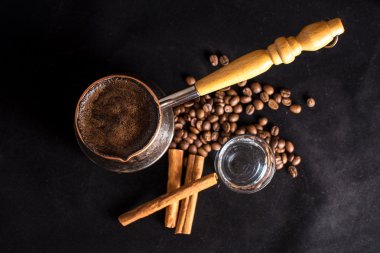 Fasulye ve tarçın ile Türk kahvesi