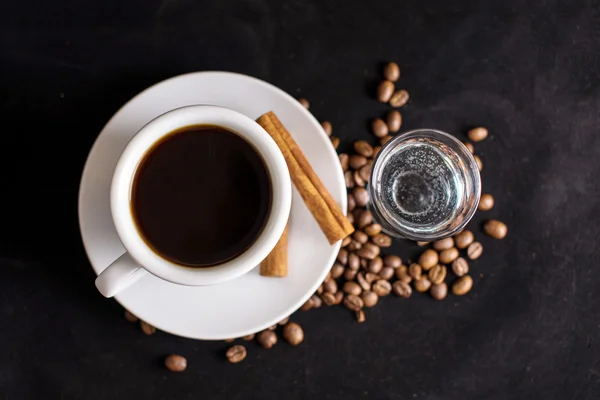 Café, feijão e canela no fundo escuro — Fotografia de Stock