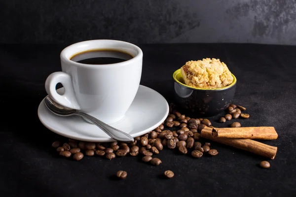 Tasse schwarzen Kaffee mit Keksen, Zimt, dunklem Hintergrund — Stockfoto