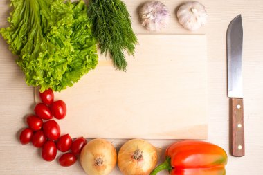 Yönetim Kurulu ve bıçak bir masada doğrama sebze,