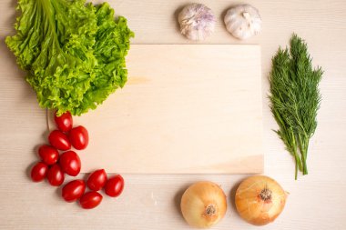 Yönetim Kurulu ve bıçak bir masada doğrama sebze,