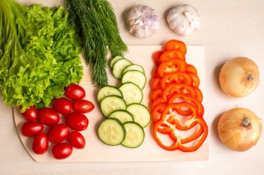 Yönetim Kurulu ve bıçak bir masada doğrama sebze,