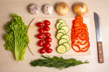 Yönetim Kurulu ve bıçak bir masada doğrama sebze,