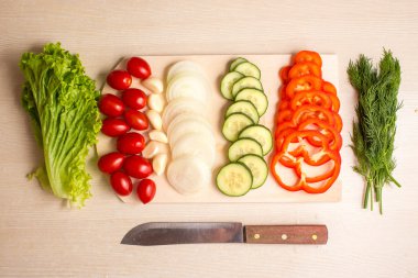 Yönetim Kurulu ve bıçak bir masada doğrama sebze,