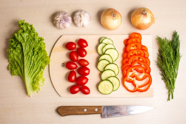 Yönetim Kurulu ve bıçak bir masada doğrama sebze, — Stok fotoğraf