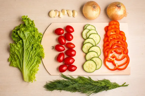 Yönetim Kurulu ve bıçak bir masada doğrama sebze,