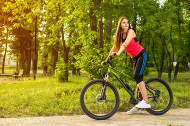 Mutlu kız parkta bir bisiklet üzerinde