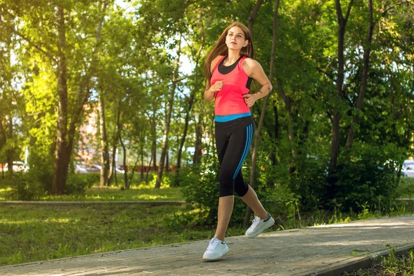 kadın yaz eğitim parkında çalışıyor.