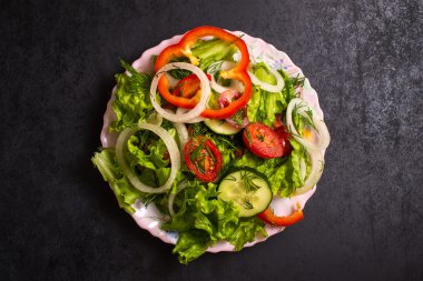 doğranmış sebze zeytin yağı ile karışık