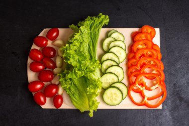 Yönetim Kurulu ve bıçak bir masada doğrama sebze,