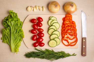 Yönetim Kurulu ve bıçak bir masada doğrama sebze,