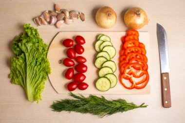 Yönetim Kurulu ve bıçak bir masada doğrama sebze,