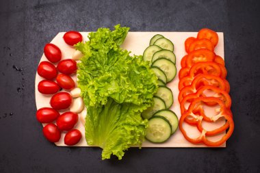 Yönetim Kurulu ve bıçak bir masada doğrama sebze,