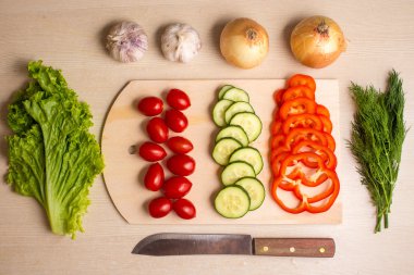 Yönetim Kurulu ve bıçak bir masada doğrama sebze,