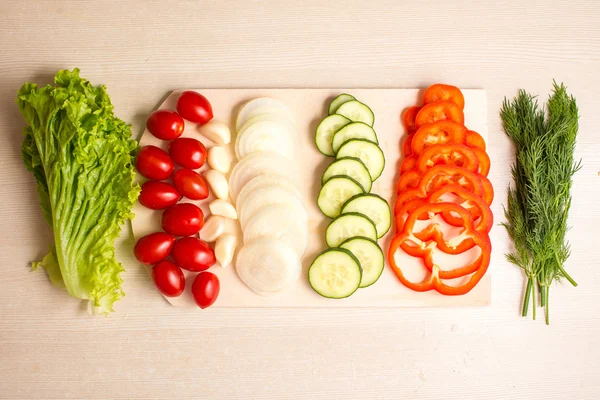 蔬菜，切板和刀在桌子上 — 图库照片