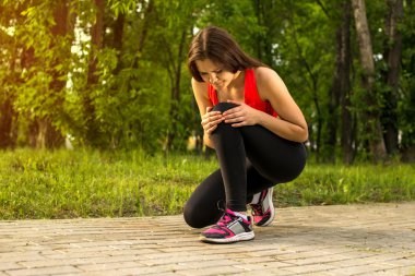 Kadın parkta çalışırken acı içinde