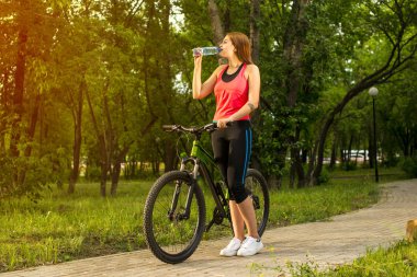 İçme suyu genç güzel kızdır