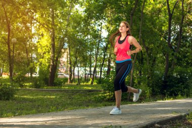 kadın yaz eğitim parkında çalışıyor.