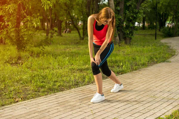 Frau hatte Schmerzen beim Laufen im Park — Stockfoto