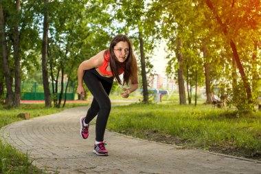 Parkta idare edecek güzel genç bayan