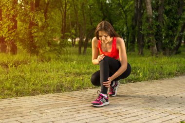 Kadın parkta çalışırken acı içinde