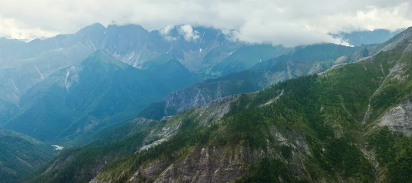 Vista panorâmica das montanhas verdes — Fotografia de Stock