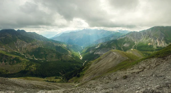 Vista panorâmica das montanhas verdes — Fotografia de Stock