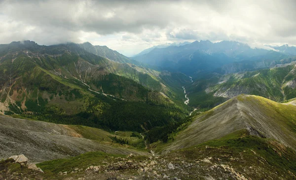 Vista panorâmica das montanhas verdes — Fotografia de Stock